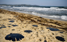 Boulettes de pétrole: 8 communes et 24 plages touchées, plainte du maire de Ramatuelle