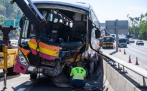 Collision entre un car et un taxi à Hong Kong: 5 morts et 32 blessés