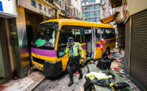 Hong Kong: un bus monte sur un trottoir bondé, 4 morts