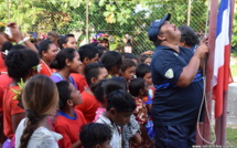 17 enfants de Maiao en attente d'un bateau pour aller à l'école