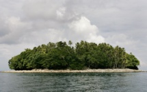 Du fioul s'échappe du vraquier échoué sur un récif du Pacifique