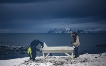 Une planche de surf en glace vive: glisse éphémère au-delà du cercle arctique