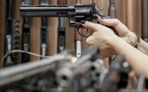 Un pistolet dérobé lors d'un salon d'armement au Brésil