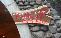 La plaque signalétique du tunnel "O MANUTAHI I TE MARU" détériorée !