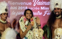 Vaimalama Chaves serveuse dans la série Meurtre à Tahiti