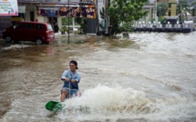 Indonésie: du wakeboard dans les rues pour protester contre les inondations