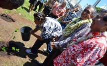 Oscar Temaru invite une délégation d'Indiens du Canada à planter un tiare tahiti