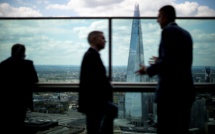 Un homme escalade à mains nues le plus haut gratte-ciel londonien