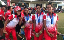 Les golfeuses tahitiennes en bronze