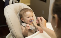 Trop de sucres dans la nourriture pour bébé, prévient l'OMS