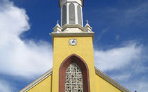 A la cathédrale de Papeete, marché de Noël et messe de minuit