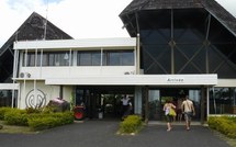 Un feu d'artifice met le feu à la toiture de l'aéroport de Moorea