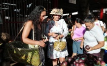 Nana sac plastique fait ses courses au marché de Papeete