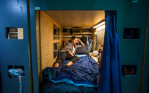Dormir dans des "capsules", une réponse à la crise du logement à Los Angeles