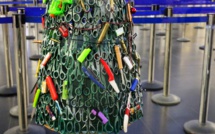 Vilnius: Un arbre de Noël acéré à l'aéroport pour prôner la sécurité