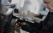 Un célèbre pianiste brésilien rejoue grâce à des gants bioniques