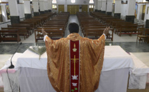 Seul dans son église, le curé célèbre la messe... connecté à ses fidèles
