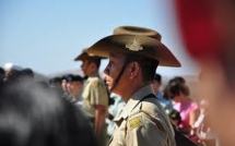 Tauhiti Nena rend visite aux jeunes Polynésiens au Jamboree Scout