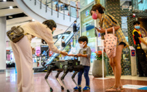 Bangkok: un chien-robot distribue du gel pour les mains dans un centre commercial