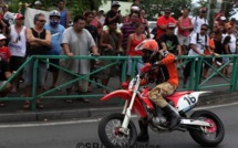 RUN: Démonstration de moto Supermotard à Pirae
