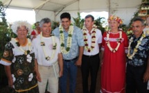 Mme Patricia GRAND et M. Ahiti ROOMATAAROA. reçoivent les insignes de Chevaliers dans l'ordre du Mérite Agricole