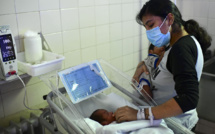 En Argentine, un masque chirurgical entre les mères et leurs nouveau-nés