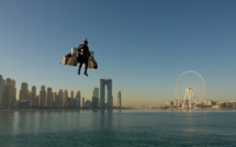 Jetman vole à Dubaï avec une aile baptisée "Manu Ura"