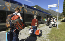 Crues meurtrières: retour du train dans deux villages, des écoles rouvertes