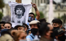 Veillée funèbre en Argentine, chants à Naples, la planète pleure Maradona