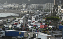 Le Royaume-Uni sort lentement de son isolement, les routiers excédés