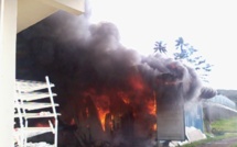 Incendie à Tahaa, les pompiers à cours d'eau