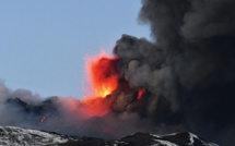 Une spectaculaire éruption de l'Etna provoque une pluie de pierres