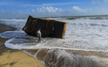 Sri Lanka: une plage polluée par des tonnes de plastique provenant d'un navire en feu