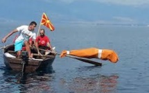 Macédoine: il nage 2 kilomètres enfermé dans un sac pour entrer dans le Guiness des records