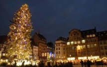 Strasbourg: le grand sapin de Noël penche comme la Tour de Pise