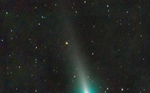 Une nouvelle comète s'aventure dans le ciel au crépuscule du matin