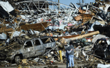 Etats-Unis: fouilles désespérées dans le sillage des tornades meurtrières