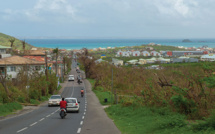 Outremer: des manifestants bloquent une route à Saint-Martin