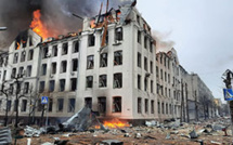 Ukraine: 33 morts dans une frappe russe, accord sur des couloirs humanitaires