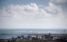 Au large du Finistère, l'île de Sein inquiète face au changement climatique