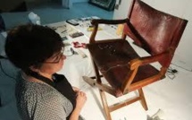 Un fauteuil de Napoléon cassé sous le postérieur d'un employé de musée indélicat