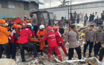 Les secours extraient 5 morts, 9 survivants des ruines d'un supermarché en Indonésie