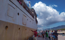 Indonésie: un ferry qui s'était échoué avec 800 personnes à bord remis à flot