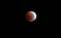 Eclipse totale: la lune rousse s'offre en spectacle à Tahiti