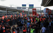 Aéroports : annulations et retards dus à des grèves à l'orée de la haute saison