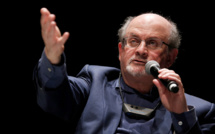 L'écrivain britannique Salman Rushdie poignardé lors d'une conférence dans l'Etat de New York