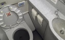 Il finit son vol New York-Hong Kong le doigt coincé dans la poubelle des WC