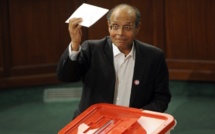 Tunisie: le président veut s'inscrire sur les listes électorales mais oublie ses papiers