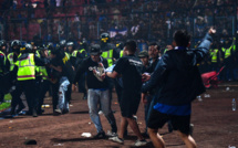 Après le drame dans un stade en Indonésie, la police sous le feu des critiques