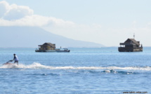 Les "fare" flottants exclus du banc de sable de Taapuna